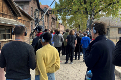 Schüler:innengruppe in der Gedenkstätte KZ Auschwitz