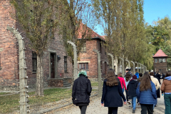 Schüler:innengruppe in der Gedenkstätte KZ Auschwitz