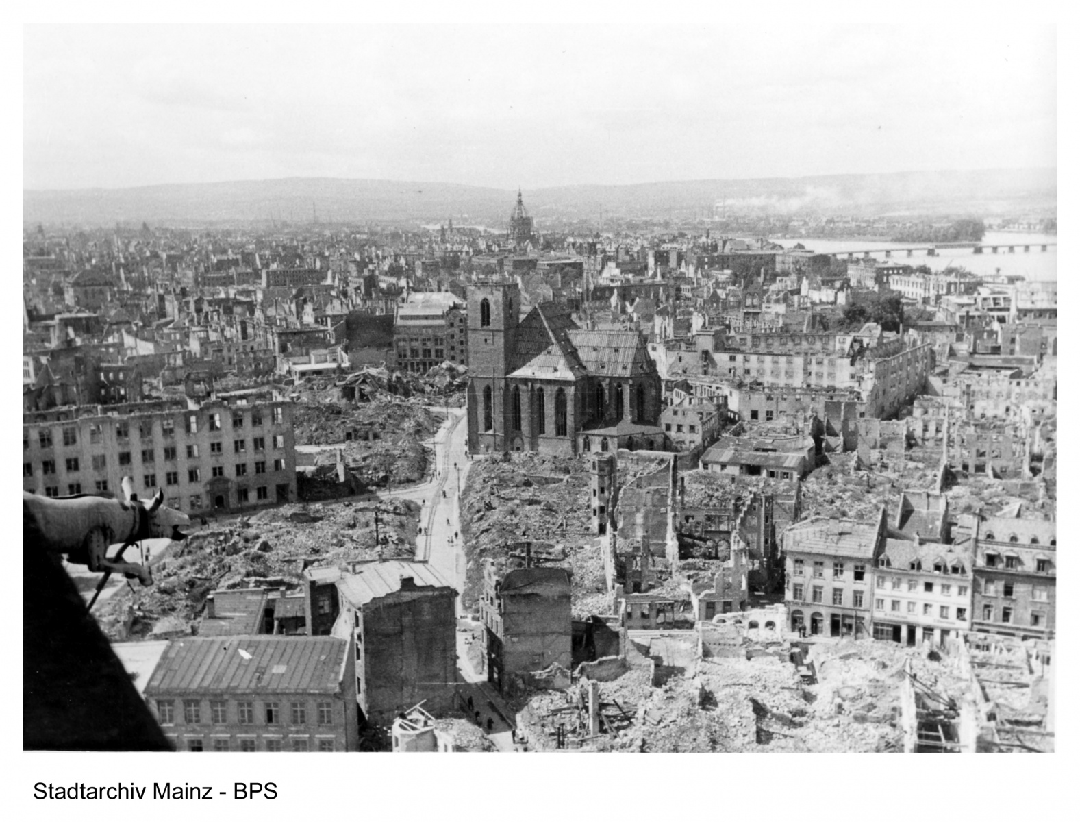 Blick vom Dom auf die zerstörten Häuser der Innenstadt, besonders Markt, Schusterstraße und Umgebung, nach dem 27.02.1945. Bildmitte: St. Quintin.
