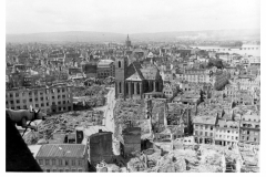 Blick vom Dom auf die zerstörten Häuser der Innenstadt, besonders Markt, Schusterstraße und Umgebung, nach dem 27.02.1945. Bildmitte: St. Quintin.